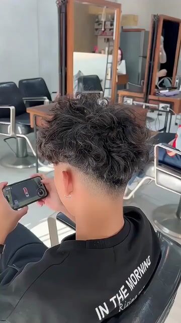 男生短捲髮｜漸層推剪 × 紋理燙作品，設計師 Haler哈樂，台中中區湛心髮癒 ZHANXIN SALON