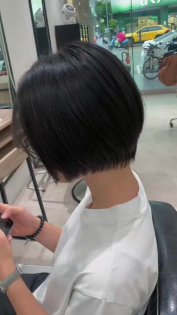 掛耳式極短髮作品，設計師 Howard｜豪爾，台中西區W.D hair salon 美村店