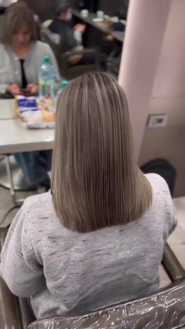 高級感顯白髮色｜奶茶米灰作品，設計師 ZOLA 蘇，高雄楠梓區D2 HAIR SALON