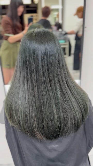 霧感夜幕綠作品，設計師 Zoe，台北中山區Komm hair松江店