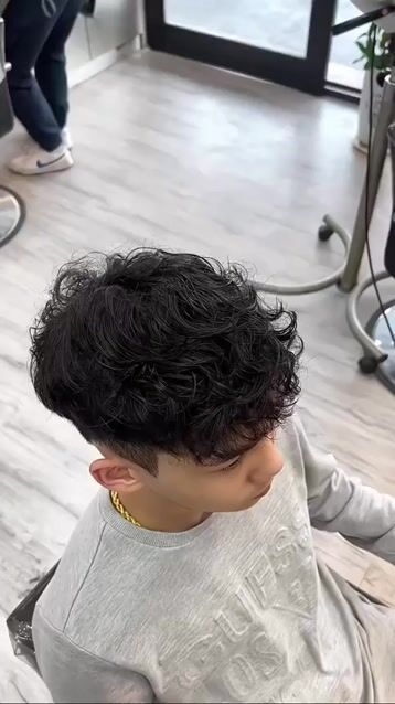 萊斯利卷作品，設計師 🔥Aaron🔥，新北新莊區輔大Md hair